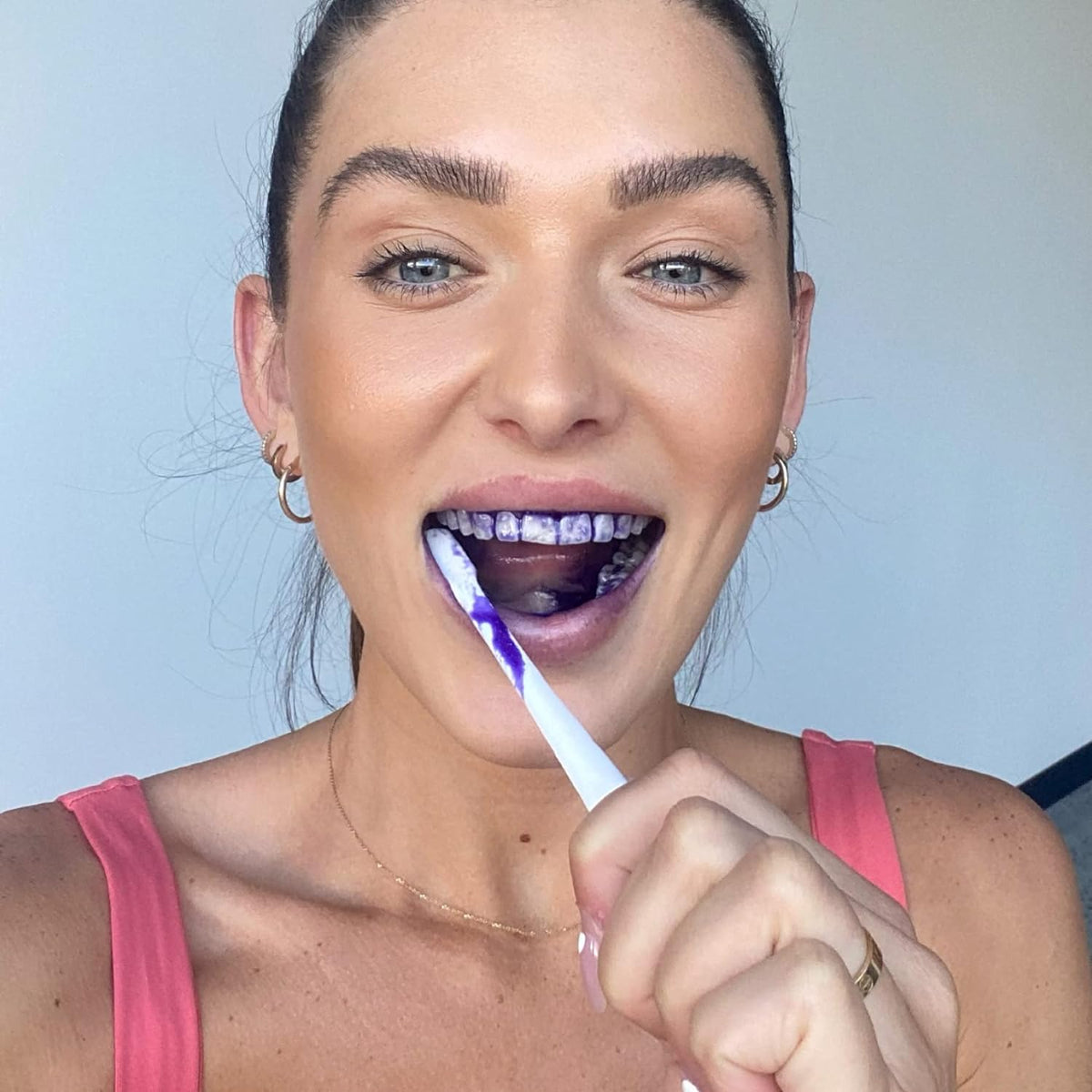 V34 Colour Corrector – Un Sourire Plus Blanc Instantanément